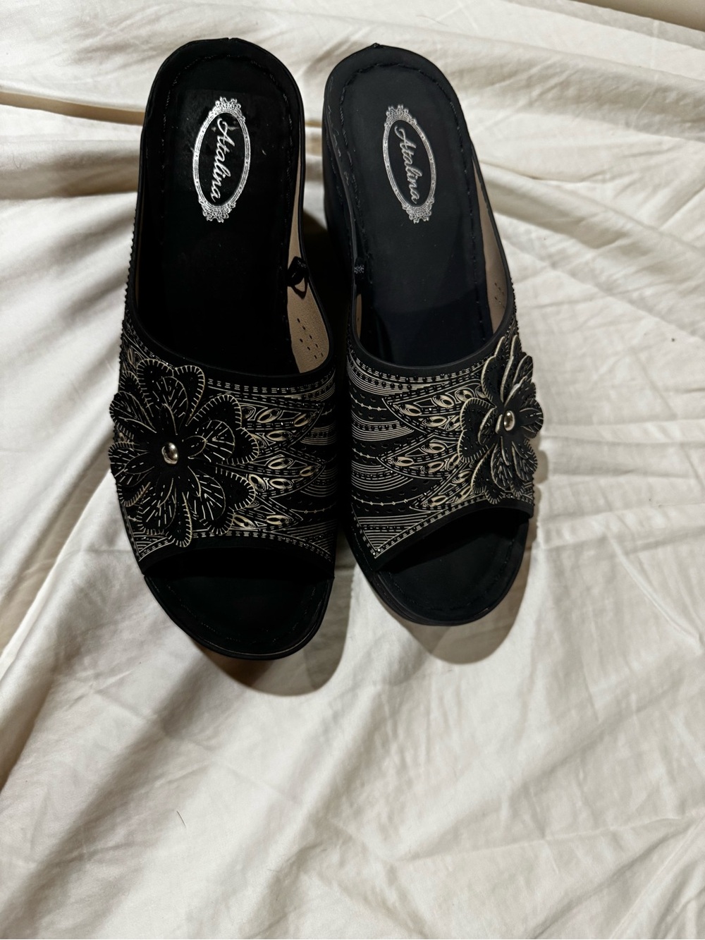 AEROSOLES Black Floral Embroidered Slide Mules